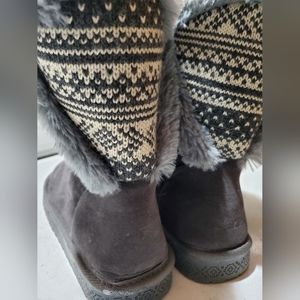 NWOT "ugg" style boots